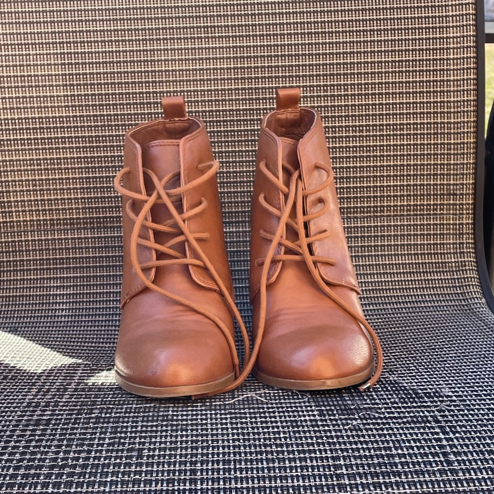 BROWN BOOT HEALS